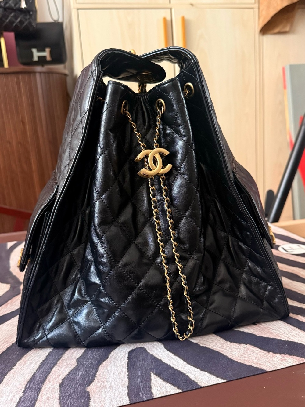 Chanel 25 Large Hobo Bag in Lambskin - Picture 7 of 10